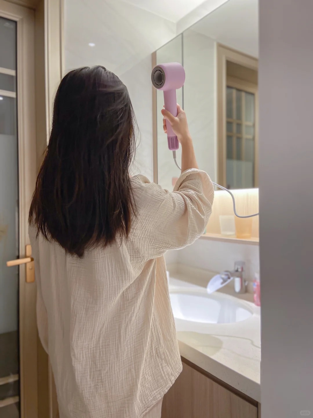 Bí kíp "sấy tóc ngược" của thợ làm tóc để tóc vào nếp mà vẫn chắc khỏe tự nhiên- Ảnh 3. Bí kíp "sấy tóc ngược" của thợ làm tóc để tóc vào nếp mà vẫn chắc khỏe tự nhiên- Ảnh 3.