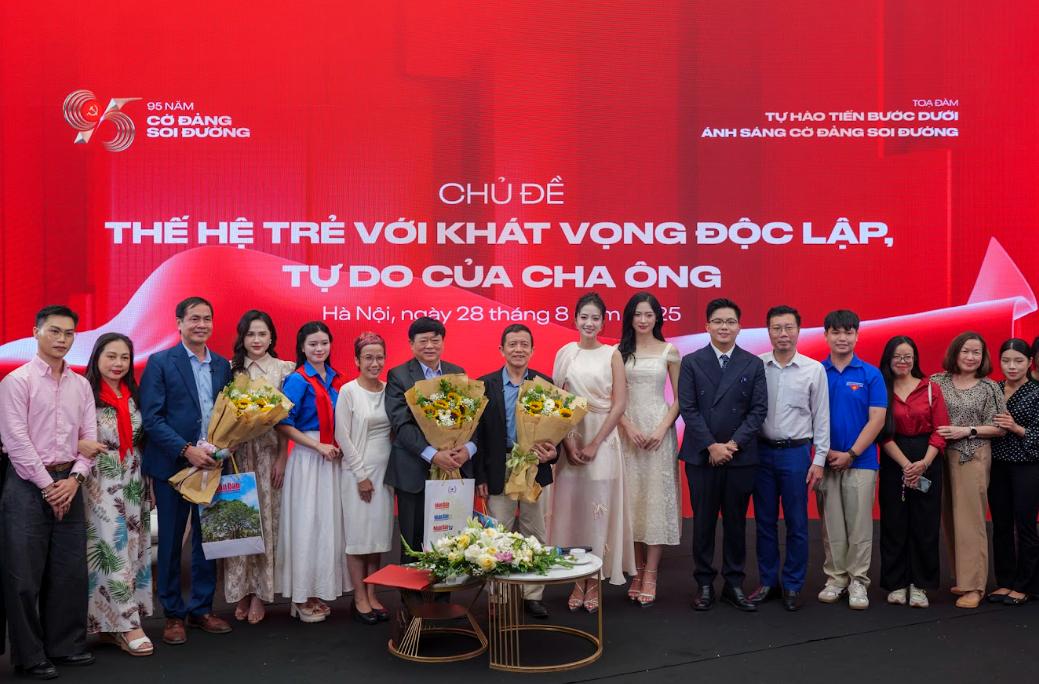 PGS.TS Nguyễn Mạnh Hà: “Lịch sử là hành trang để người trẻ tự tin bước tới tương lai”- Ảnh 4. PGS.TS Nguyễn Mạnh Hà: “Lịch sử là hành trang để người trẻ tự tin bước tới tương lai”- Ảnh 4.