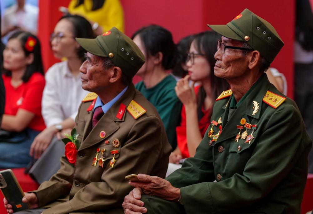 PGS.TS Nguyễn Mạnh Hà: “Lịch sử là hành trang để người trẻ tự tin bước tới tương lai”- Ảnh 5. PGS.TS Nguyễn Mạnh Hà: “Lịch sử là hành trang để người trẻ tự tin bước tới tương lai”- Ảnh 5.