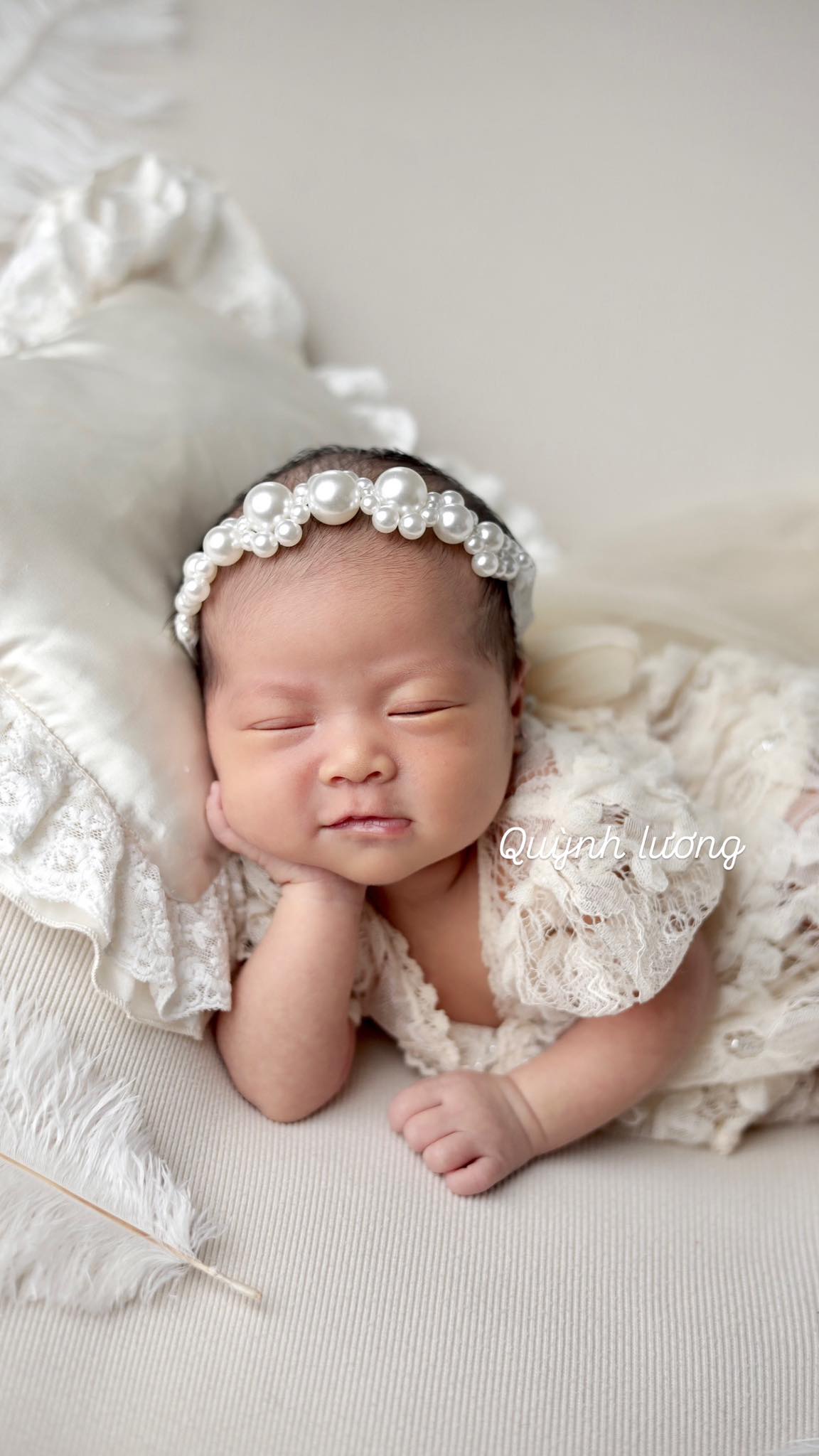 Quỳnh Lương khoe con gái vừa đầy tháng, dân tình nhận xét "sao y bản chính"- Ảnh 1. Quỳnh Lương khoe con gái vừa đầy tháng, dân tình nhận xét "sao y bản chính"- Ảnh 1.