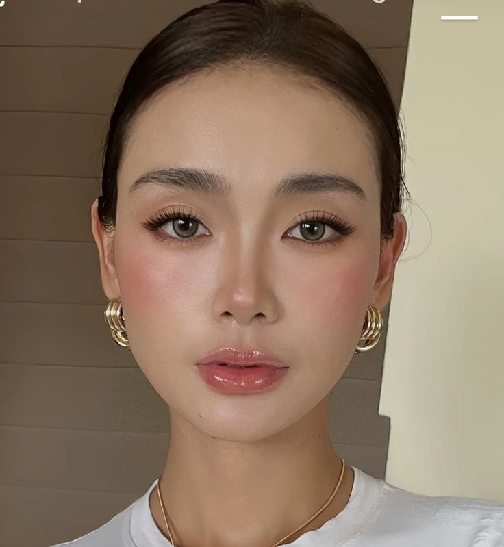 GenZ rần rần với trend makeup theo năm sinh: Layout nào hợp tuổi bạn nhất?- Ảnh 1. GenZ rần rần với trend makeup theo năm sinh: Layout nào hợp tuổi bạn nhất?- Ảnh 1.