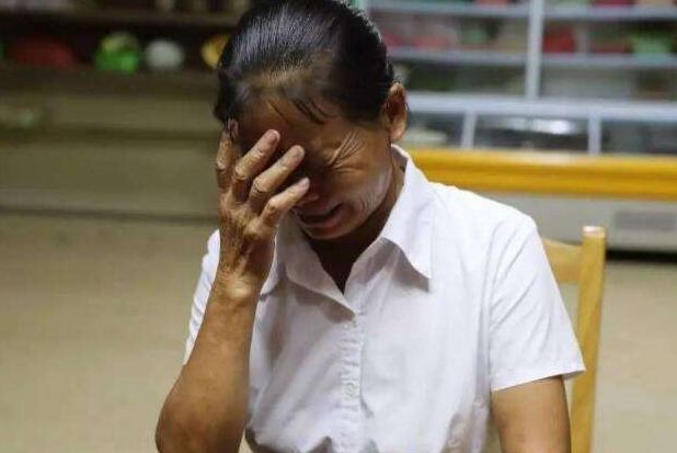 Người mẹ U60 nấc nghẹn trong tiếng khóc: Người mẹ U60 nấc nghẹn trong tiếng khóc:
