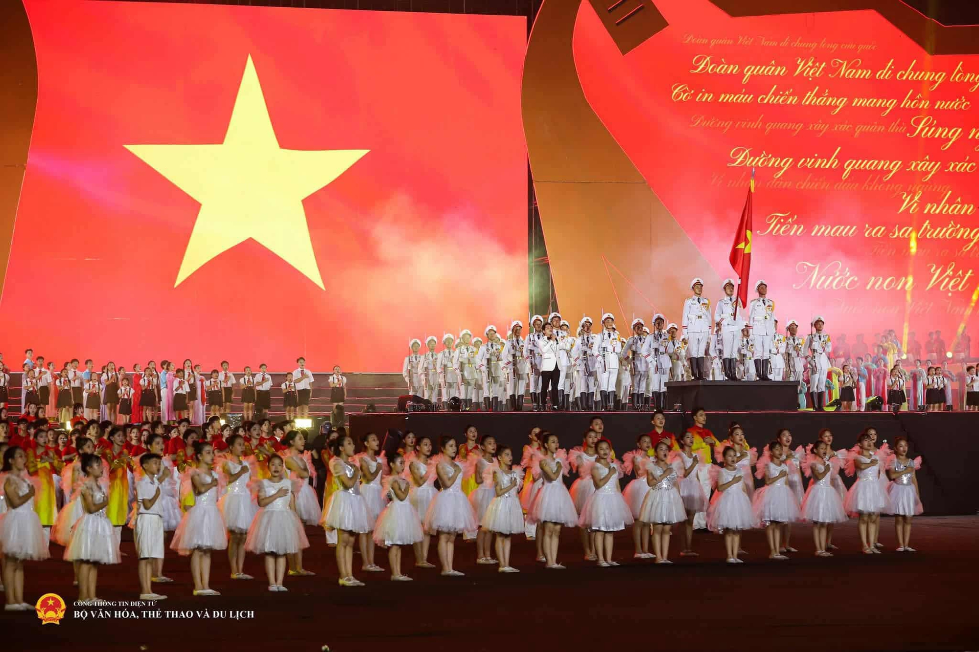Sân khấu A80 và hành trình 3 năm thay đổi của Tường Vy - cô bé 11 tuổi từng rụt rè, ít nói nay tự tin tỏa sáng trước hàng chục nghìn người- Ảnh 1.