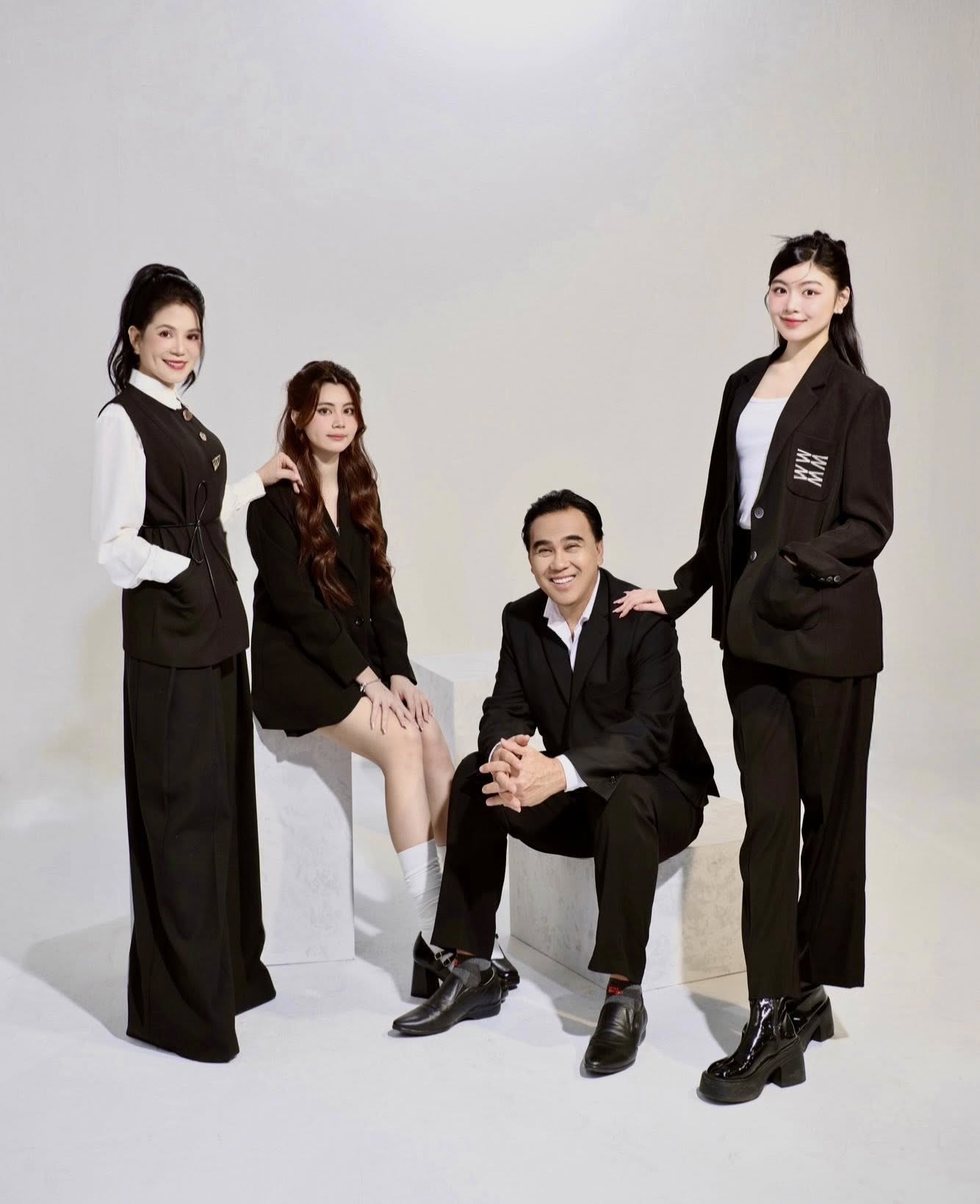 Nam nghệ sĩ Vbiz cưới vợ khi 2 bàn tay trắng, giờ ở nhà 21 tỷ, sinh 2 con gái đẹp như Hoa hậu- Ảnh 2. Nam nghệ sĩ Vbiz cưới vợ khi 2 bàn tay trắng, giờ ở nhà 21 tỷ, sinh 2 con gái đẹp như Hoa hậu- Ảnh 2.