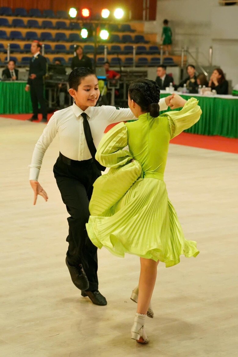 Nể cách Phan Hiển - Khánh Thi rèn con trai đoạt HCV thế giới: Sáng học văn hoá, chiều luyện khiêu vũ, ngày nghỉ cũng tranh thủ rèn luyện- Ảnh 4. Nể cách Phan Hiển - Khánh Thi rèn con trai đoạt HCV thế giới: Sáng học văn hoá, chiều luyện khiêu vũ, ngày nghỉ cũng tranh thủ rèn luyện- Ảnh 4.