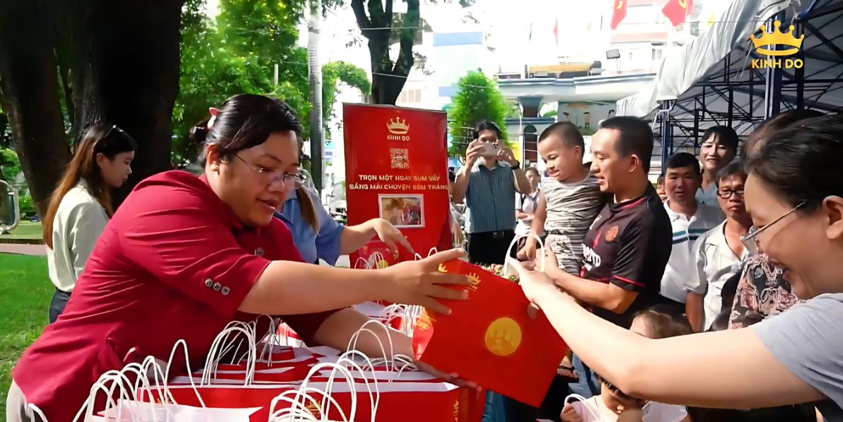Khi người trẻ hóa thân thành “Sứ giả Trung thu” tạo nên mùa trăng cổ tích- Ảnh 1. Khi người trẻ hóa thân thành “Sứ giả xem bong da truc tiep nhanh nhat” tạo nên mùa trăng cổ tích- Ảnh 1.