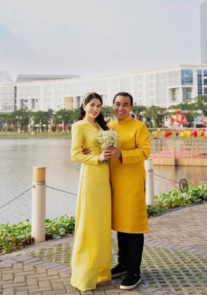 Nam nghệ sĩ Vbiz cưới vợ khi 2 bàn tay trắng, giờ ở nhà 21 tỷ, sinh 2 con gái đẹp như Hoa hậu- Ảnh 3. Nam nghệ sĩ Vbiz cưới vợ khi 2 bàn tay trắng, giờ ở nhà 21 tỷ, sinh 2 con gái đẹp như Hoa hậu- Ảnh 3.