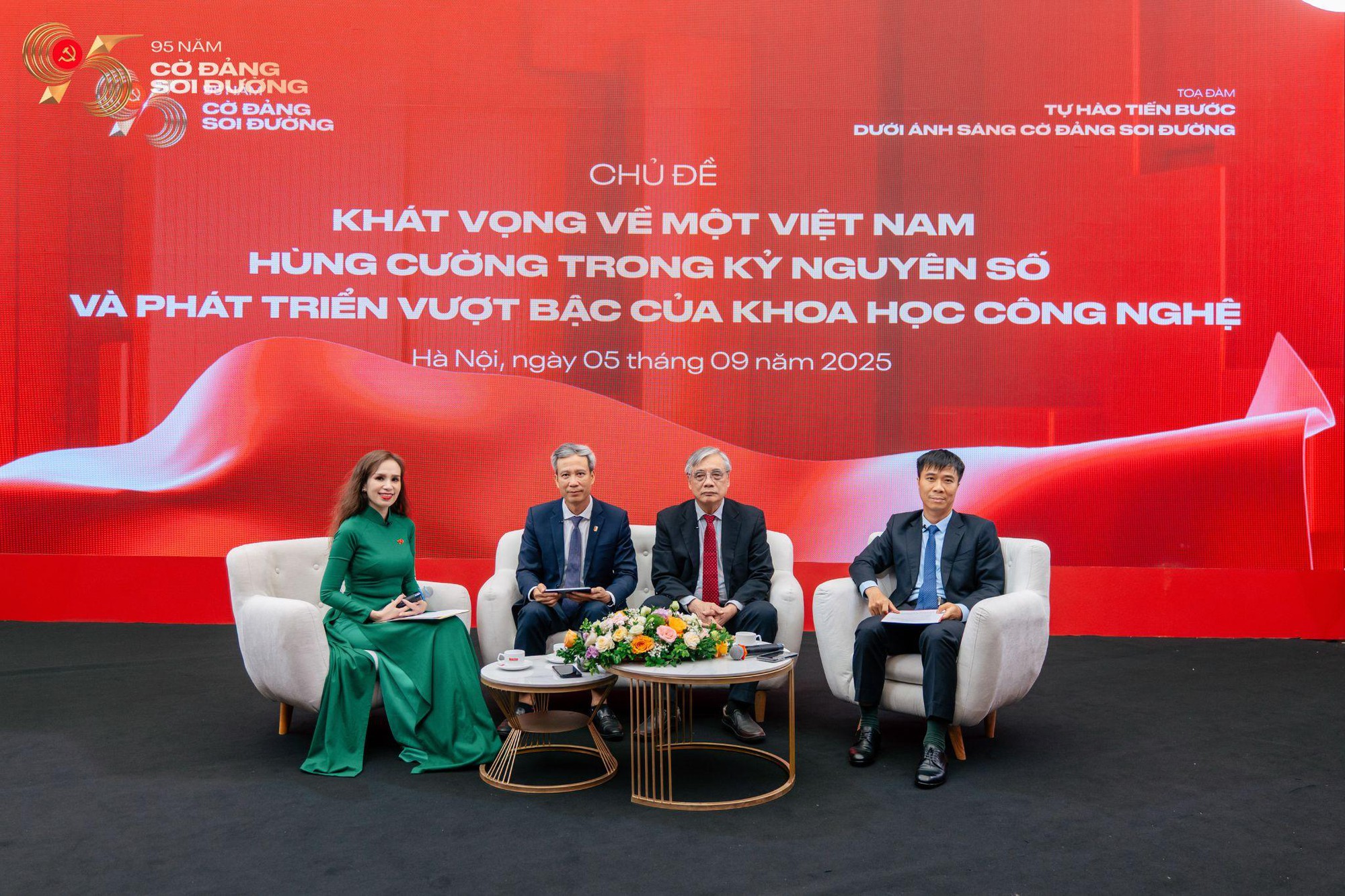 Khơi nguồn tự hào từ triển lãm “95 năm Cờ Đảng soi đường”- Ảnh 3. Khơi nguồn tự hào từ triển lãm “95 năm Cờ Đảng k+ truc tiep bong da đường”- Ảnh 3.