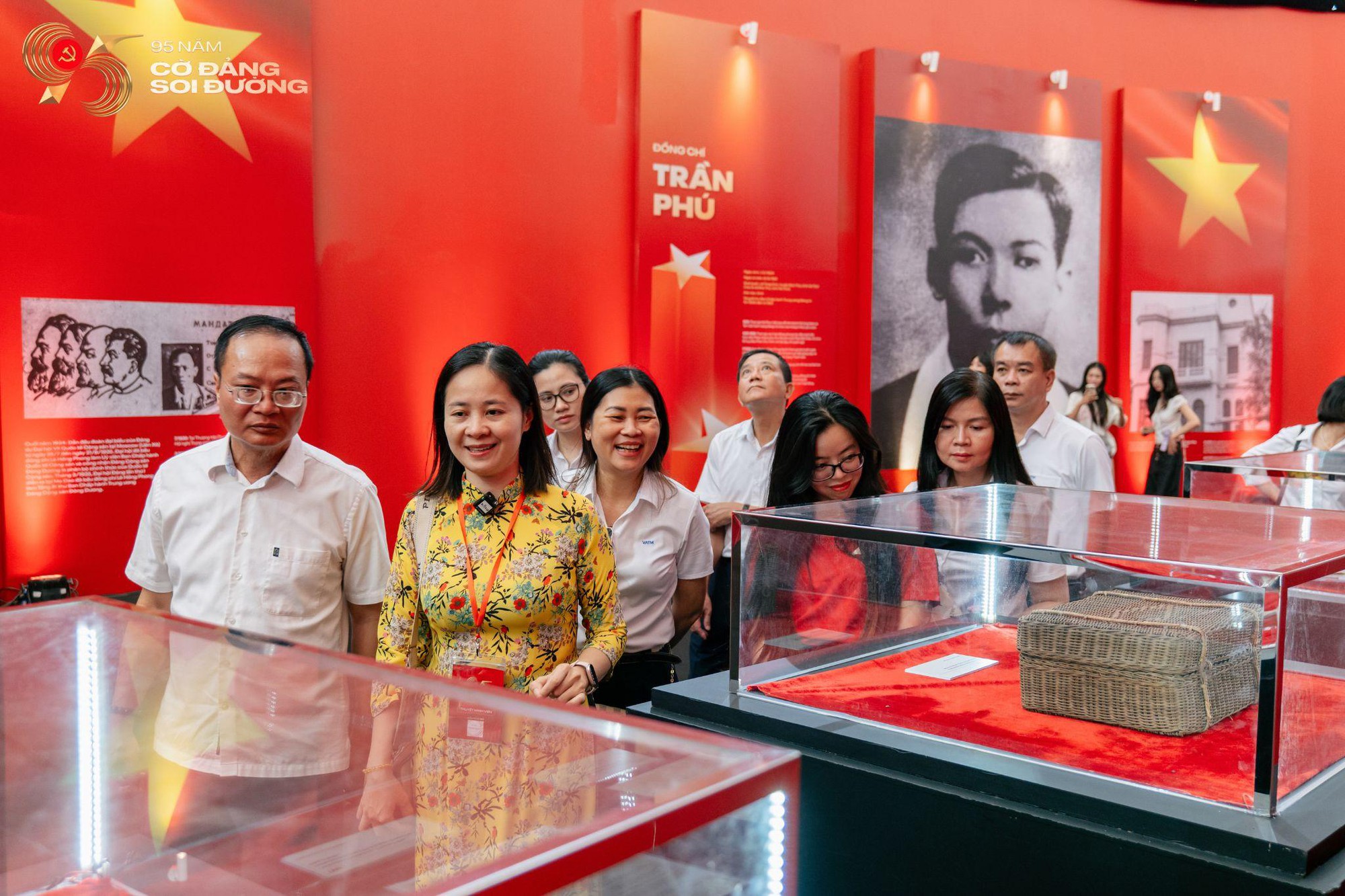 Khơi nguồn tự hào từ triển lãm “95 năm Cờ Đảng soi đường”- Ảnh 4. Khơi nguồn tự hào từ triển lãm “95 năm Cờ Đảng k+ truc tiep bong da đường”- Ảnh 4.