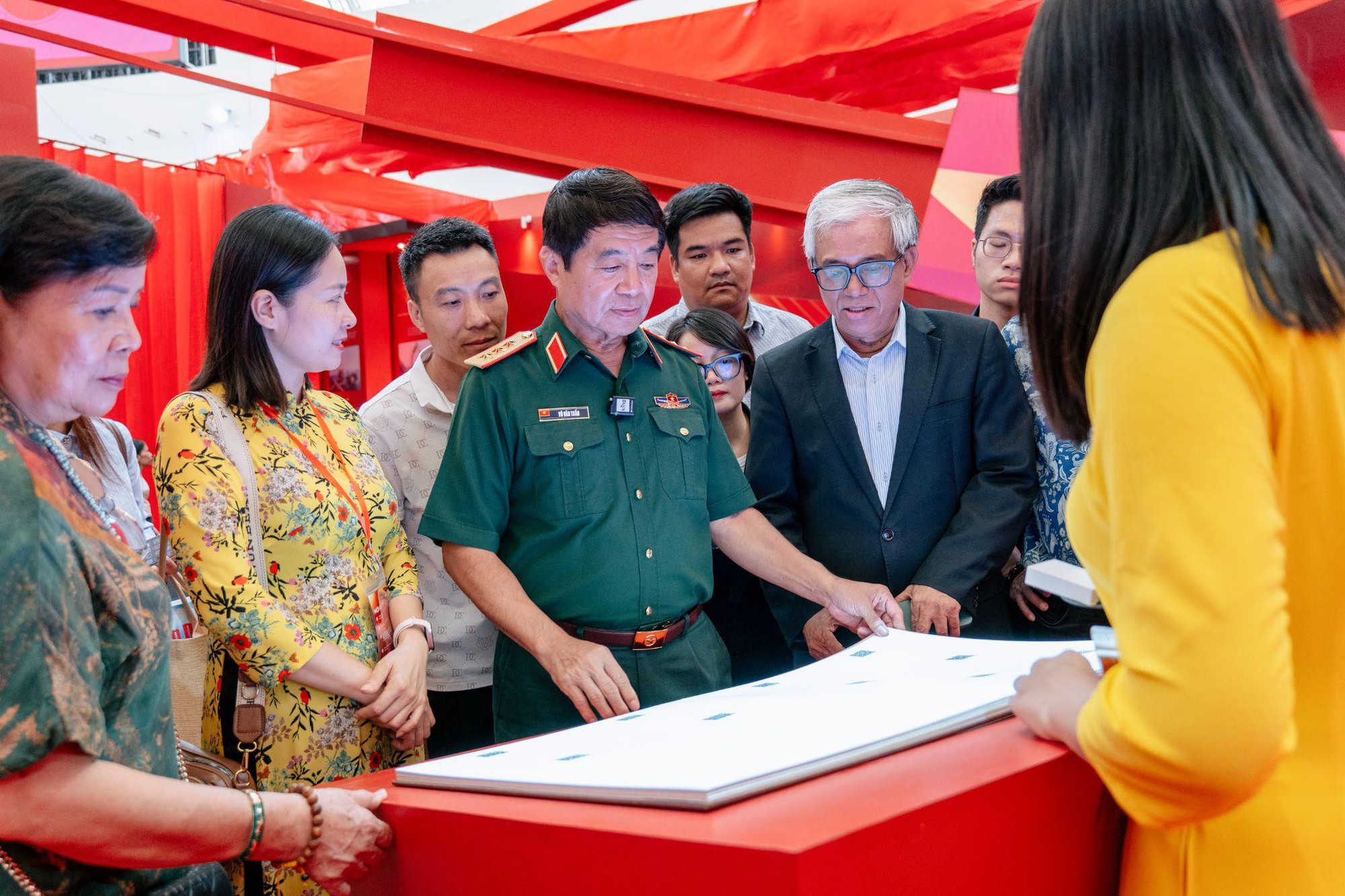 Khơi nguồn tự hào từ triển lãm “95 năm Cờ Đảng soi đường”- Ảnh 5. Khơi nguồn tự hào từ triển lãm “95 năm Cờ Đảng k+ truc tiep bong da đường”- Ảnh 5.