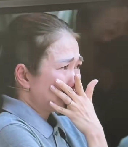 Nữ MC đài truyền hình bật khóc nức nở: "Tôi bàng hoàng"- Ảnh 2. Nữ MC đài truyền hình bật khóc nức nở: "Tôi bàng hoàng"- Ảnh 2.