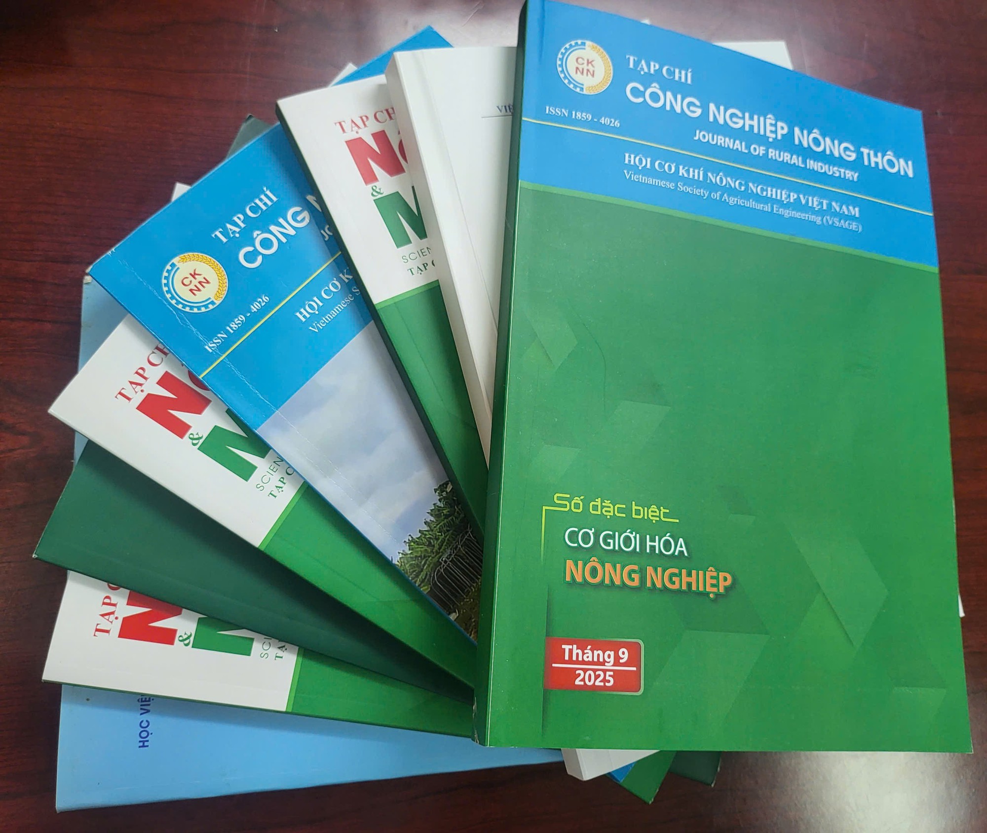 Trao quyết định ông Lê Ngọc Ánh là Tổng Biên tập Tạp chí Công nghiệp Nông thôn - Ảnh 1.