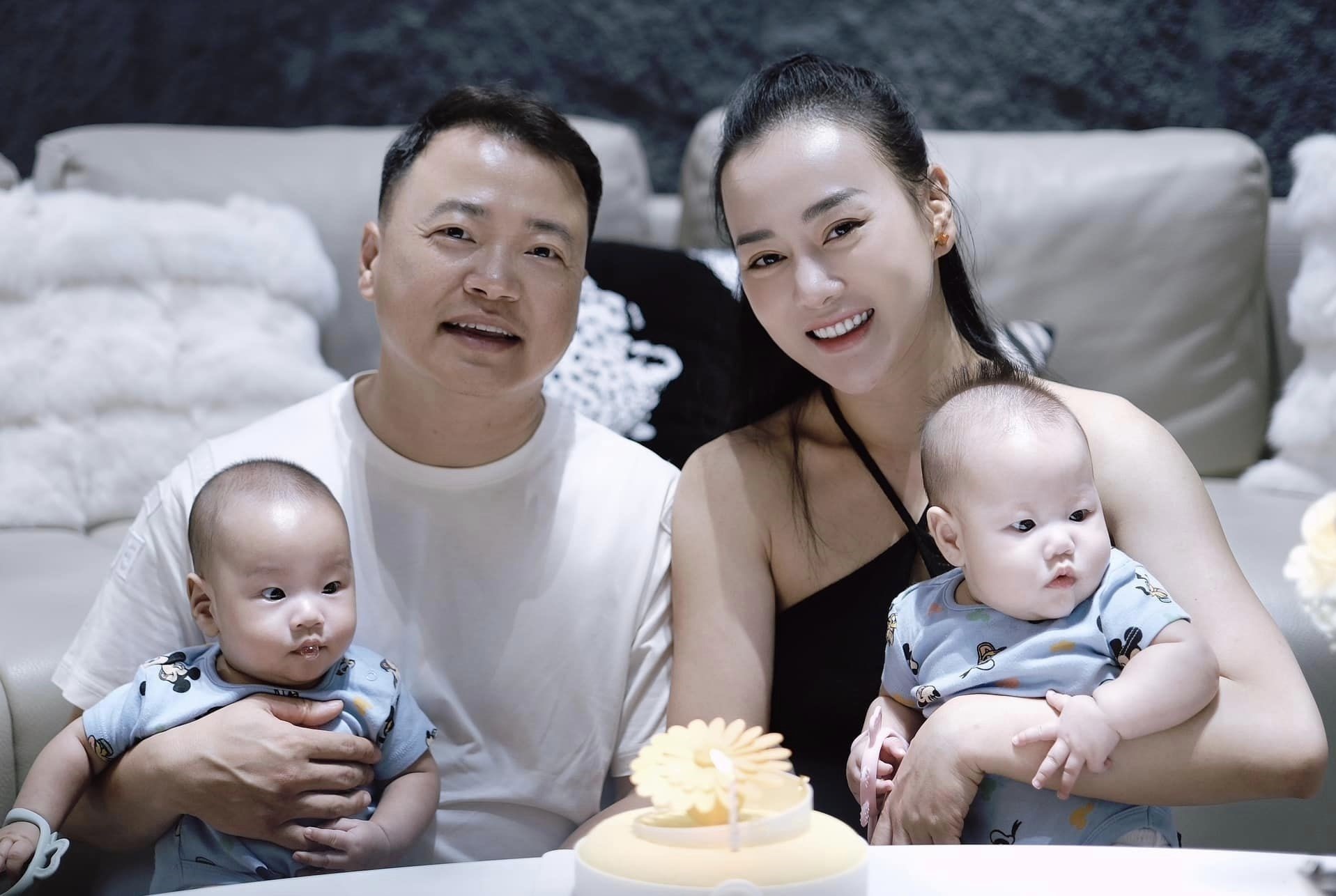 Cặp song sinh nhà Phương mitom bong da truc tiep được mẹ cho đi học trường quốc tế, chăn gối, đồ dùng nhà mang đi mới yên tâm- Ảnh 4.