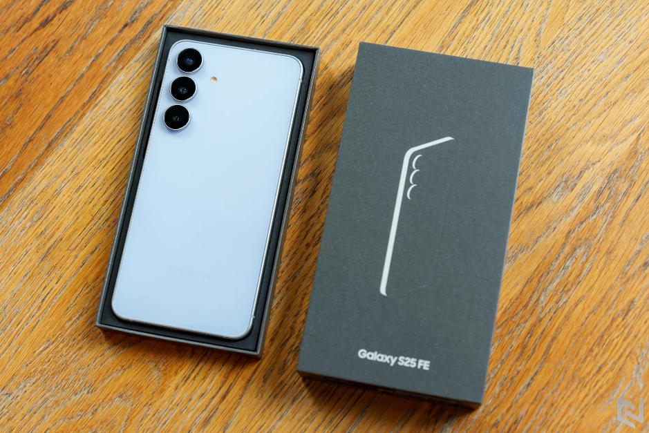 Mở hộp Galaxy S25 FE – Ấn tượng đầu tiên đến từ thiết kế mỏng nhẹ, thời thượng- Ảnh 2. Mở hộp Galaxy S25 truc tiep bong da c1 – Ấn tượng đầu tiên đến từ thiết kế mỏng nhẹ, thời thượng- Ảnh 2.