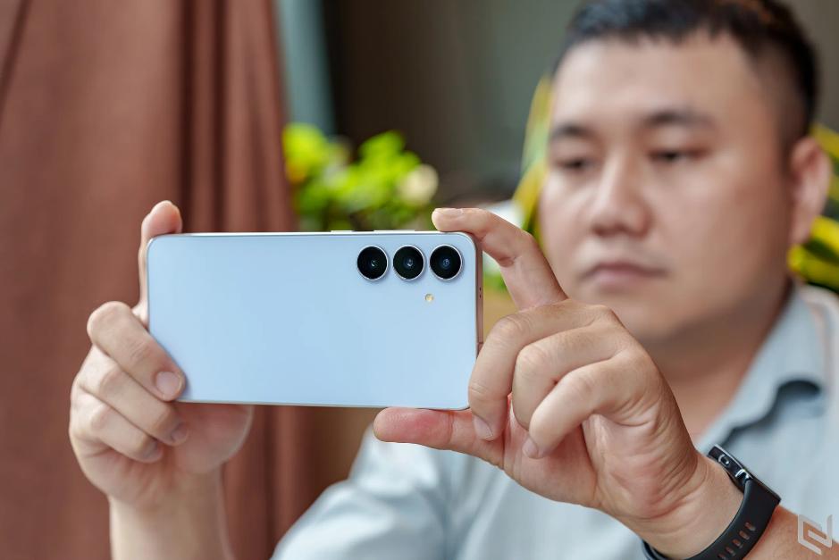Mở hộp Galaxy S25 FE – Ấn tượng đầu tiên đến từ thiết kế mỏng nhẹ, thời thượng- Ảnh 3. Mở hộp Galaxy S25 truc tiep bong da c1 – Ấn tượng đầu tiên đến từ thiết kế mỏng nhẹ, thời thượng- Ảnh 3.