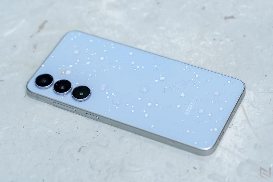 Mở hộp Galaxy S25 FE – Ấn tượng đầu tiên đến từ thiết kế mỏng nhẹ, thời thượng- Ảnh 4. Mở hộp Galaxy S25 truc tiep bong da c1 – Ấn tượng đầu tiên đến từ thiết kế mỏng nhẹ, thời thượng- Ảnh 4.
