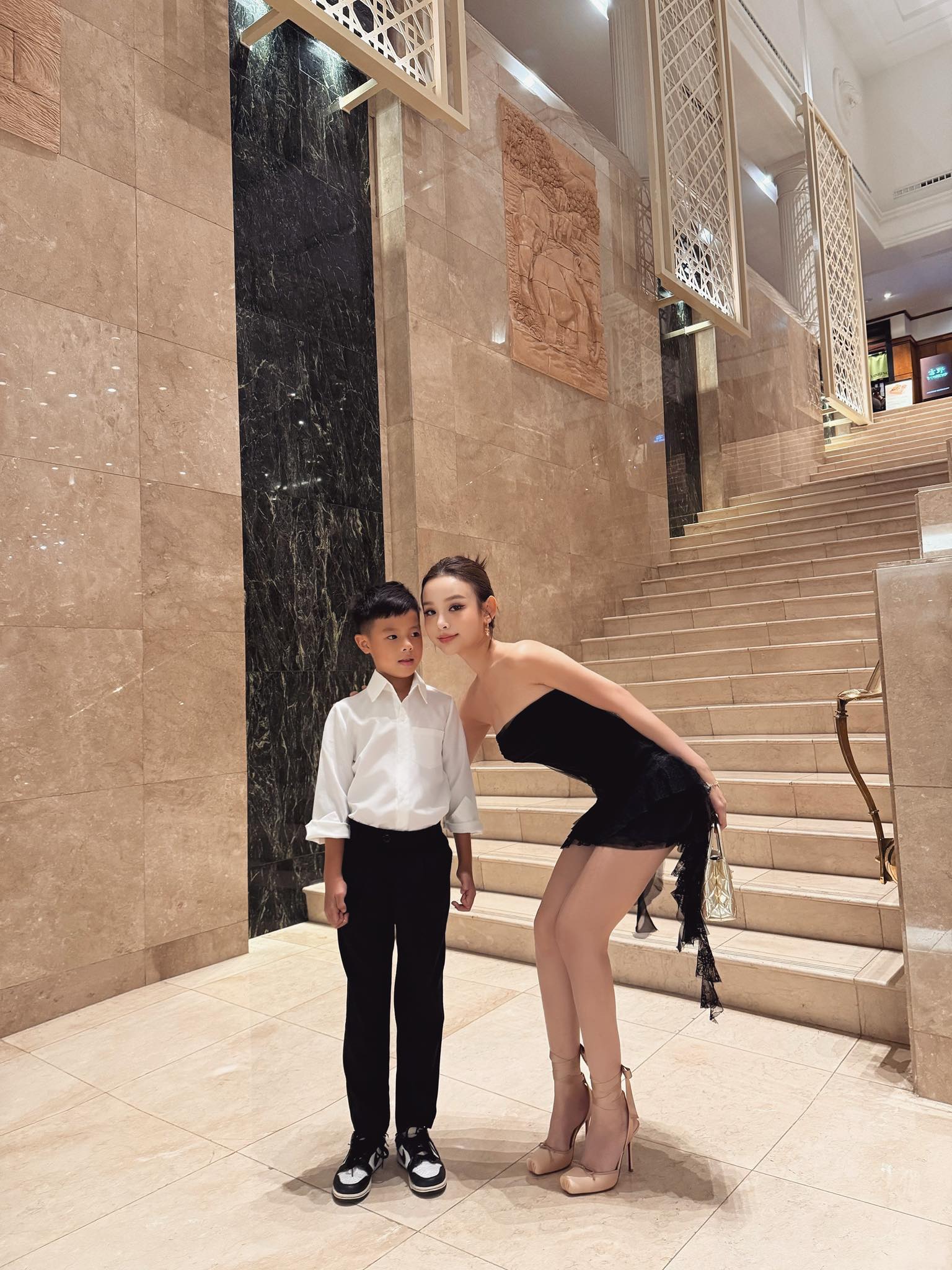 Hot girl Vbiz từ bỏ hào quang, lấy chồng đại gia, sống trong biệt thự trăm tỷ, U40 nhìn như chị gái của con trai- Ảnh 1.