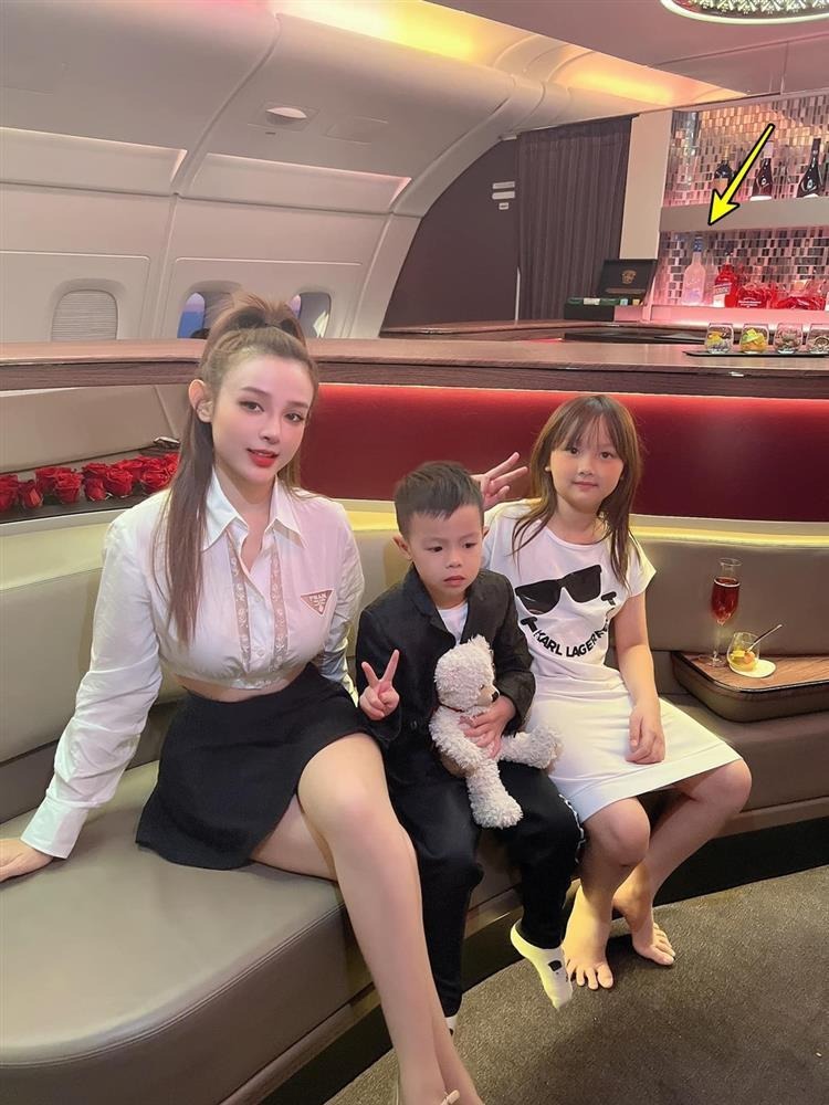 Hot girl Vbiz từ bỏ hào quang, lấy chồng đại gia, sống trong biệt thự trăm tỷ, U40 nhìn như chị gái của con trai- Ảnh 3.