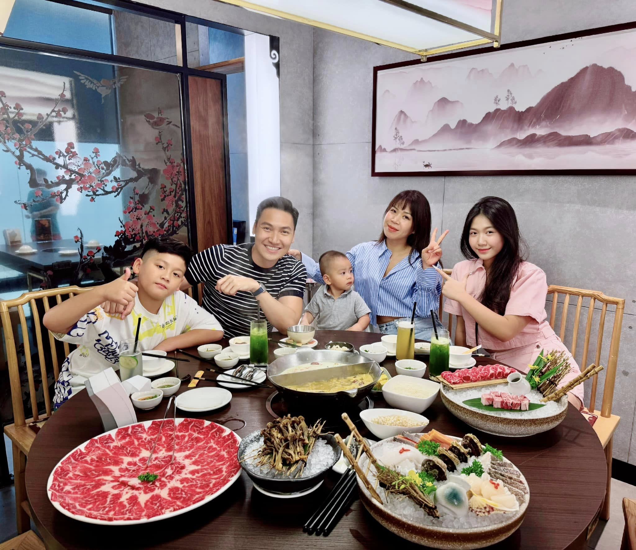 Vợ chồng Mạnh Trường khoe con gái ở tuổi 16, xinh xắn thế nào mà được gọi là hoa hậu tương lai?- Ảnh 8. Vợ chồng Mạnh Trường khoe con gái ở tuổi 16, xinh xắn thế nào mà được gọi là hoa hậu tương lai?- Ảnh 8.