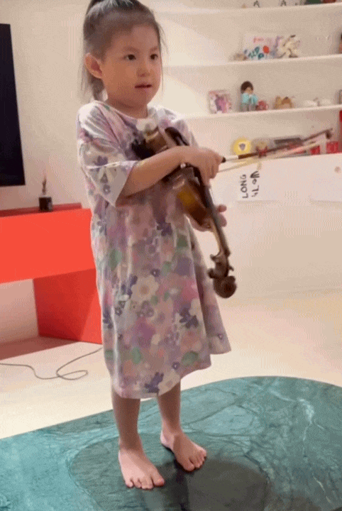 Pam Y&ecirc;u Ơi trổ t&agrave;i k&eacute;o đ&agrave;n Violin: Mẹ Salim v&iacute; như 