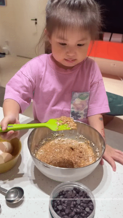 Pam Y&ecirc;u Ơi trổ t&agrave;i k&eacute;o đ&agrave;n Violin: Mẹ Salim v&iacute; như 