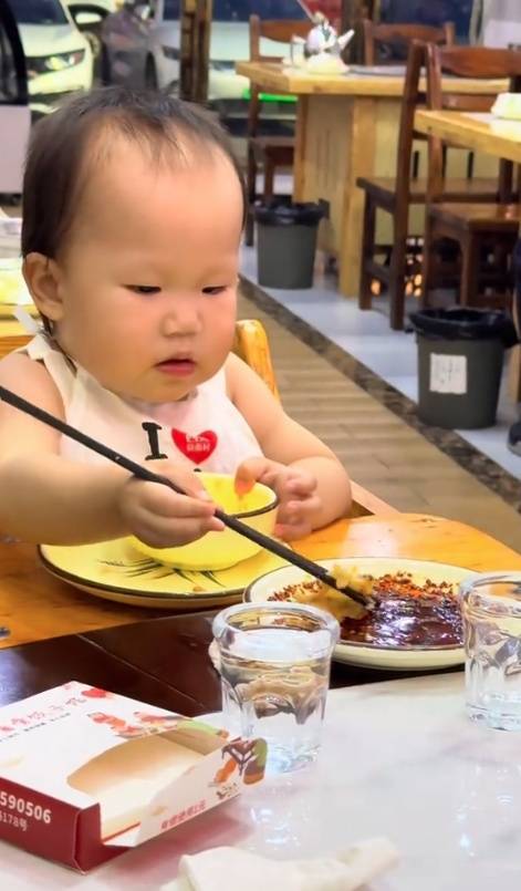 Bé gái 2 tuổi thản nhiên ăn đĩa ớt mà đến người lớn còn không dám động đũa: Bác sĩ lên tiếng khuyến cáo - Ảnh 2.