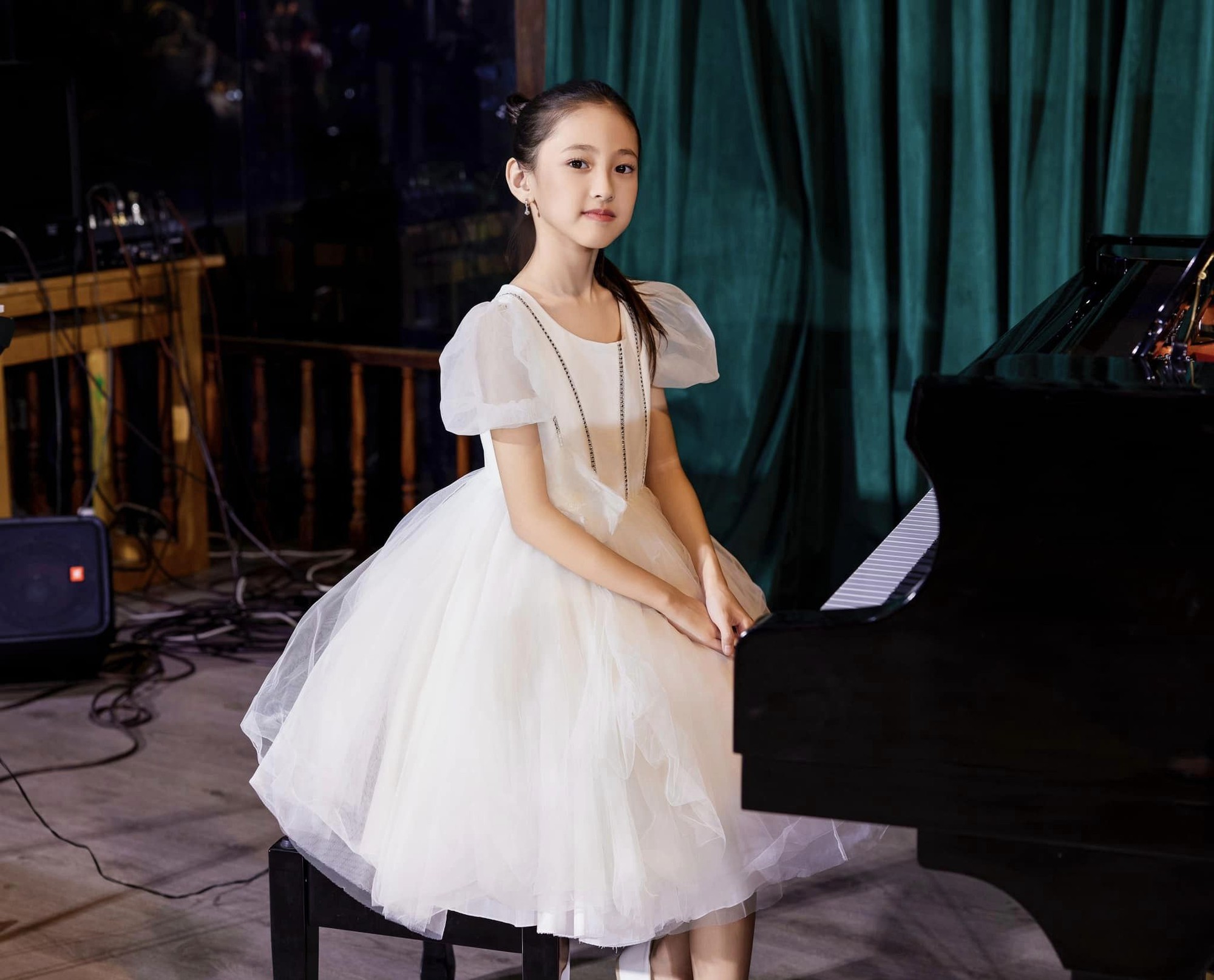 Ái nữ nhà Hà Kiều keo nha cai com truc tiep bong da xắn chuẩn "tiểu Hoa hậu", sớm được rèn luyện ballet, piano và cưỡi ngựa- Ảnh 4.