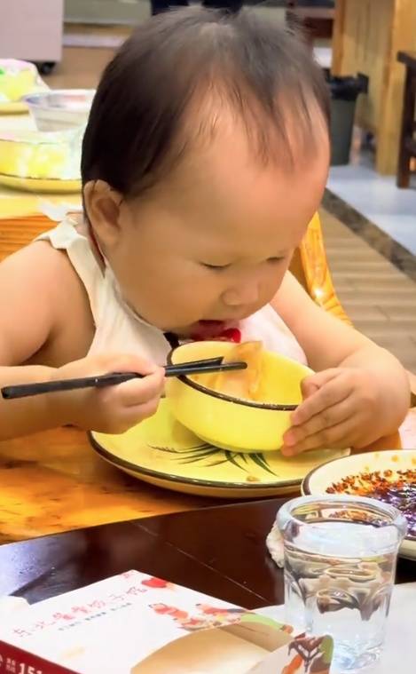 Bé gái 2 tuổi thản nhiên ăn đĩa ớt mà đến người lớn còn không dám động đũa: Bác sĩ lên tiếng khuyến cáo - Ảnh 1.