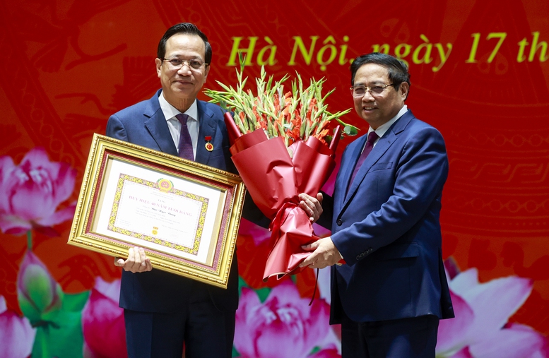 Thủ tướng dự lễ trao Huy hiệu 40 năm tuổi Đảng tặng đồng chí Đào Ngọc Dung- Ảnh 3.