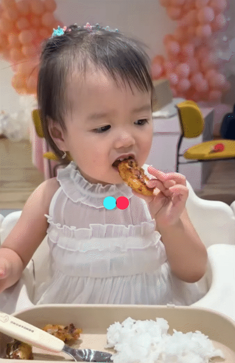 Bé Nami nhà Tuấn Dương - Lucie Nguyễn: Alpha kid với những màn mukbang triệu view, được bà ngoại chăm chút từng bữa, thực đơn thay đổi mỗi ngày- Ảnh 6. Bé Nami nhà Tuấn Dương - Lucie Nguyễn: Alpha kid với những màn mukbang triệu view, được bà ngoại chăm chút từng bữa, thực đơn thay đổi mỗi ngày- Ảnh 6.