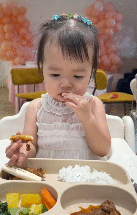 Bé Nami nhà Tuấn Dương - Lucie Nguyễn: Alpha kid với những màn mukbang triệu view, được bà ngoại chăm chút từng bữa, thực đơn thay đổi mỗi ngày- Ảnh 12. Bé Nami nhà Tuấn Dương - Lucie Nguyễn: Alpha kid với những màn mukbang triệu view, được bà ngoại chăm chút từng bữa, thực đơn thay đổi mỗi ngày- Ảnh 12.