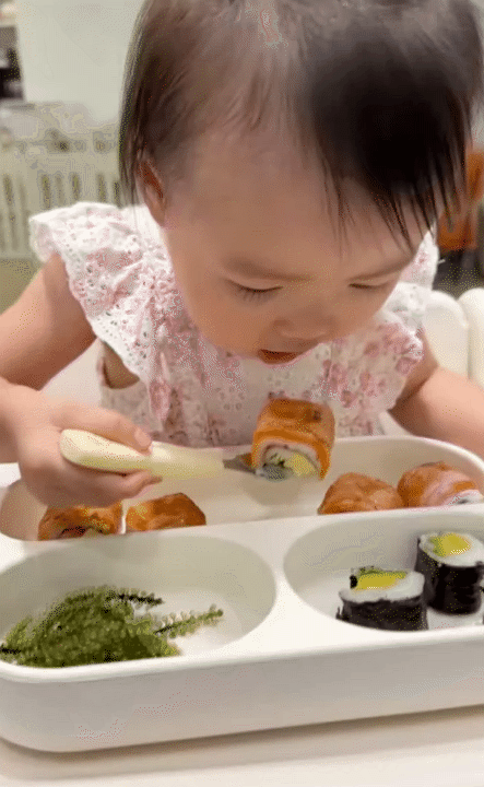 Bé Nami nhà Tuấn Dương - Lucie Nguyễn: Alpha kid với những màn mukbang triệu view, được bà ngoại chăm chút từng bữa, thực đơn thay đổi mỗi ngày- Ảnh 11. Bé Nami nhà Tuấn Dương - Lucie Nguyễn: Alpha kid với những màn mukbang triệu view, được bà ngoại chăm chút từng bữa, thực đơn thay đổi mỗi ngày- Ảnh 11.