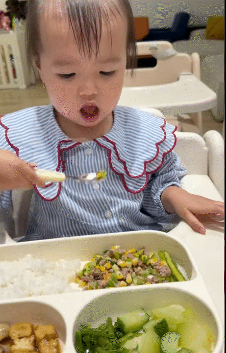 Bé Nami nhà Tuấn Dương - Lucie Nguyễn: Alpha kid với những màn mukbang triệu view, được bà ngoại chăm chút từng bữa, thực đơn thay đổi mỗi ngày- Ảnh 3. Bé Nami nhà Tuấn Dương - Lucie Nguyễn: Alpha kid với những màn mukbang triệu view, được bà ngoại chăm chút từng bữa, thực đơn thay đổi mỗi ngày- Ảnh 3.