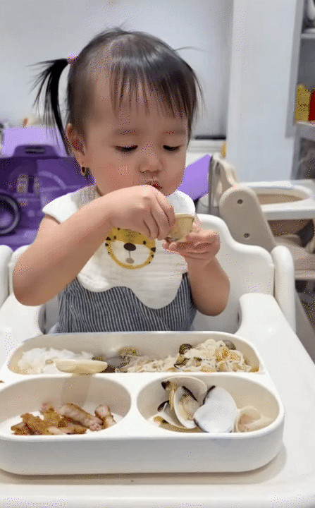 Bé Nami nhà Tuấn Dương - Lucie Nguyễn: Alpha kid với những màn mukbang triệu view, được bà ngoại chăm chút từng bữa, thực đơn thay đổi mỗi ngày- Ảnh 7. Bé Nami nhà Tuấn Dương - Lucie Nguyễn: Alpha kid với những màn mukbang triệu view, được bà ngoại chăm chút từng bữa, thực đơn thay đổi mỗi ngày- Ảnh 7.