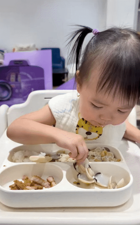 Bé Nami nhà Tuấn Dương - Lucie Nguyễn: Alpha kid với những màn mukbang triệu view, được bà ngoại chăm chút từng bữa, thực đơn thay đổi mỗi ngày- Ảnh 8. Bé Nami nhà Tuấn Dương - Lucie Nguyễn: Alpha kid với những màn mukbang triệu view, được bà ngoại chăm chút từng bữa, thực đơn thay đổi mỗi ngày- Ảnh 8.