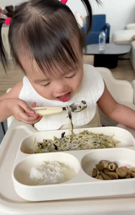 Bé Nami nhà Tuấn Dương - Lucie Nguyễn: Alpha kid với những màn mukbang triệu view, được bà ngoại chăm chút từng bữa, thực đơn thay đổi mỗi ngày- Ảnh 5. Bé Nami nhà Tuấn Dương - Lucie Nguyễn: Alpha kid với những màn mukbang triệu view, được bà ngoại chăm chút từng bữa, thực đơn thay đổi mỗi ngày- Ảnh 5.