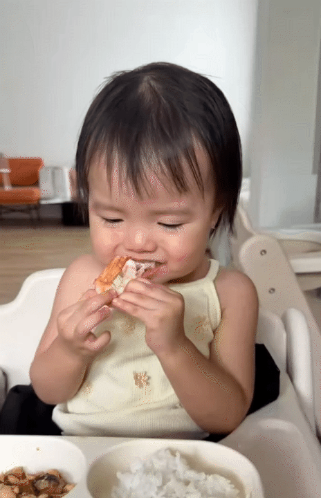 Bé Nami nhà Tuấn Dương - Lucie Nguyễn: Alpha kid với những màn mukbang triệu view, được bà ngoại chăm chút từng bữa, thực đơn thay đổi mỗi ngày- Ảnh 9. Bé Nami nhà Tuấn Dương - Lucie Nguyễn: Alpha kid với những màn mukbang triệu view, được bà ngoại chăm chút từng bữa, thực đơn thay đổi mỗi ngày- Ảnh 9.