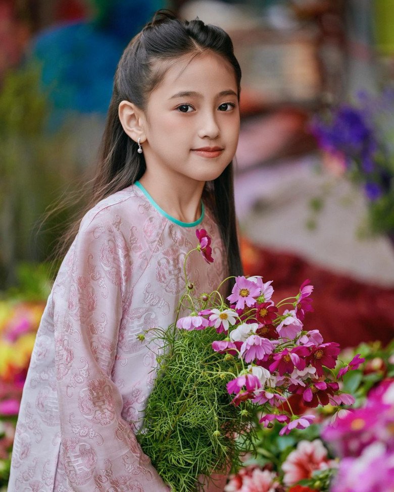 Ái nữ nhà Hà Kiều keo nha cai com truc tiep bong da xắn chuẩn "tiểu Hoa hậu", sớm được rèn luyện ballet, piano và cưỡi ngựa- Ảnh 6.