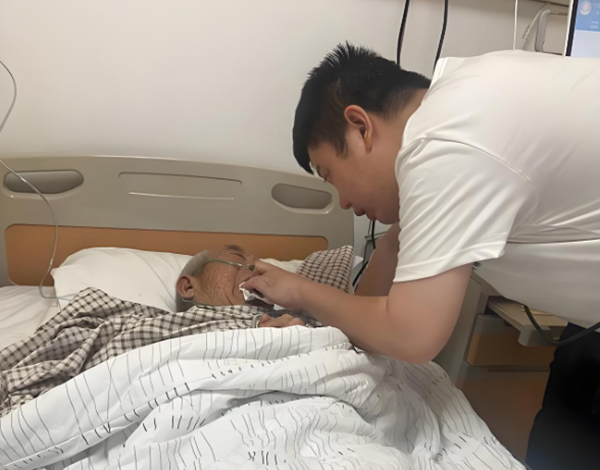 Bạn bè bảo: "Đưa ông ta đi, dù sao cũng chỉ là bố dượng thôi, có máu mủ gì đâu", tôi nghe mà lòng lạnh buốt- Ảnh 1. Bạn bè bảo: "Đưa ông ta đi, dù sao cũng chỉ là bố dượng thôi, có máu mủ gì đâu", tôi nghe mà lòng lạnh buốt- Ảnh 1.