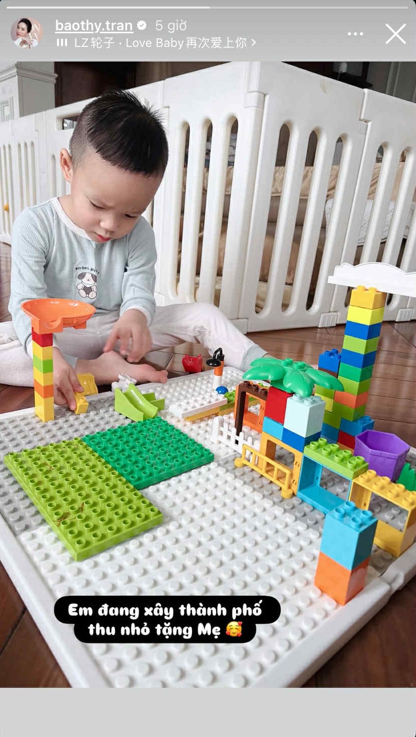 Con trai Bảo Thy tự chơi 1 món, muốn con thông minh thì các mẹ rất nên đầu tư vào thứ này- Ảnh 2.