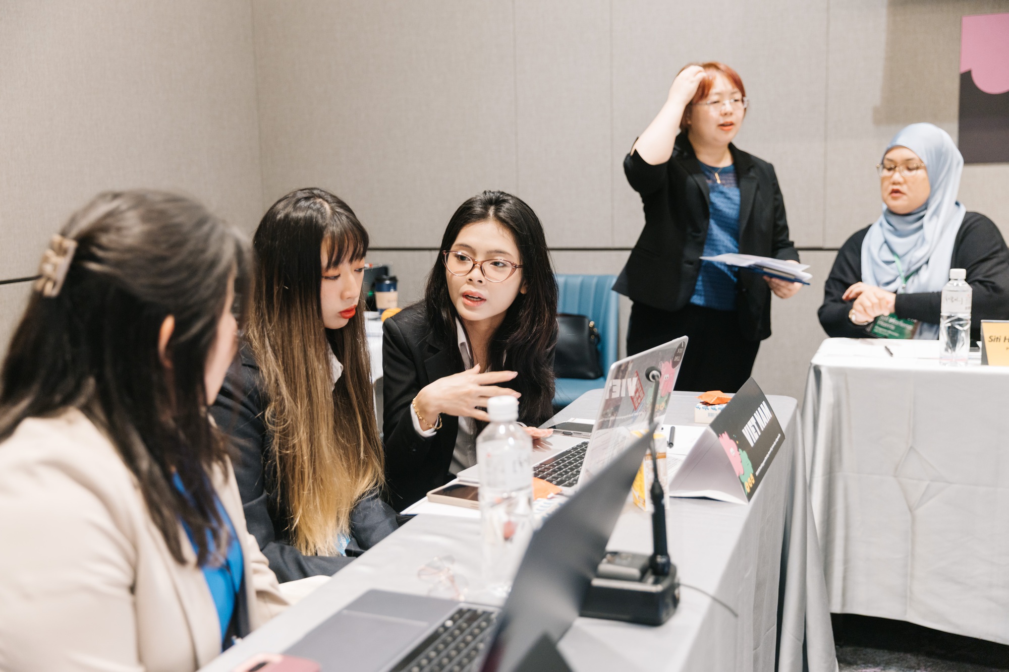 Từ giảng đường đến APEC:  Hành trình hội nhập quốc tế của sinh viên HUFLIT - Ảnh 4.
