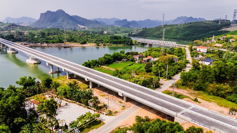 Quảng Trị tri ân những anh hùng đã ngã xuống tại Bến phà II Long Đại- Ảnh 1. Quảng Trị tri ân những anh hùng đã ngã xuống tại Bến phà II Long Đại- Ảnh 1.
