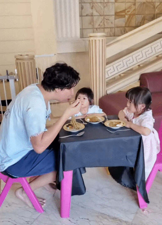 Ông bố trẻ chuyên mặc váy, dạy 3 "gái rượu" cách đi đứng nói cười duyên dáng: Loạt clip triệu view khiến dân mạng tan chảy- Ảnh 16.