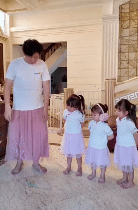 Ông bố trẻ chuyên mặc váy, dạy 3 "gái rượu" cách đi đứng nói cười duyên dáng: Loạt clip triệu view khiến dân mạng tan chảy- Ảnh 9.