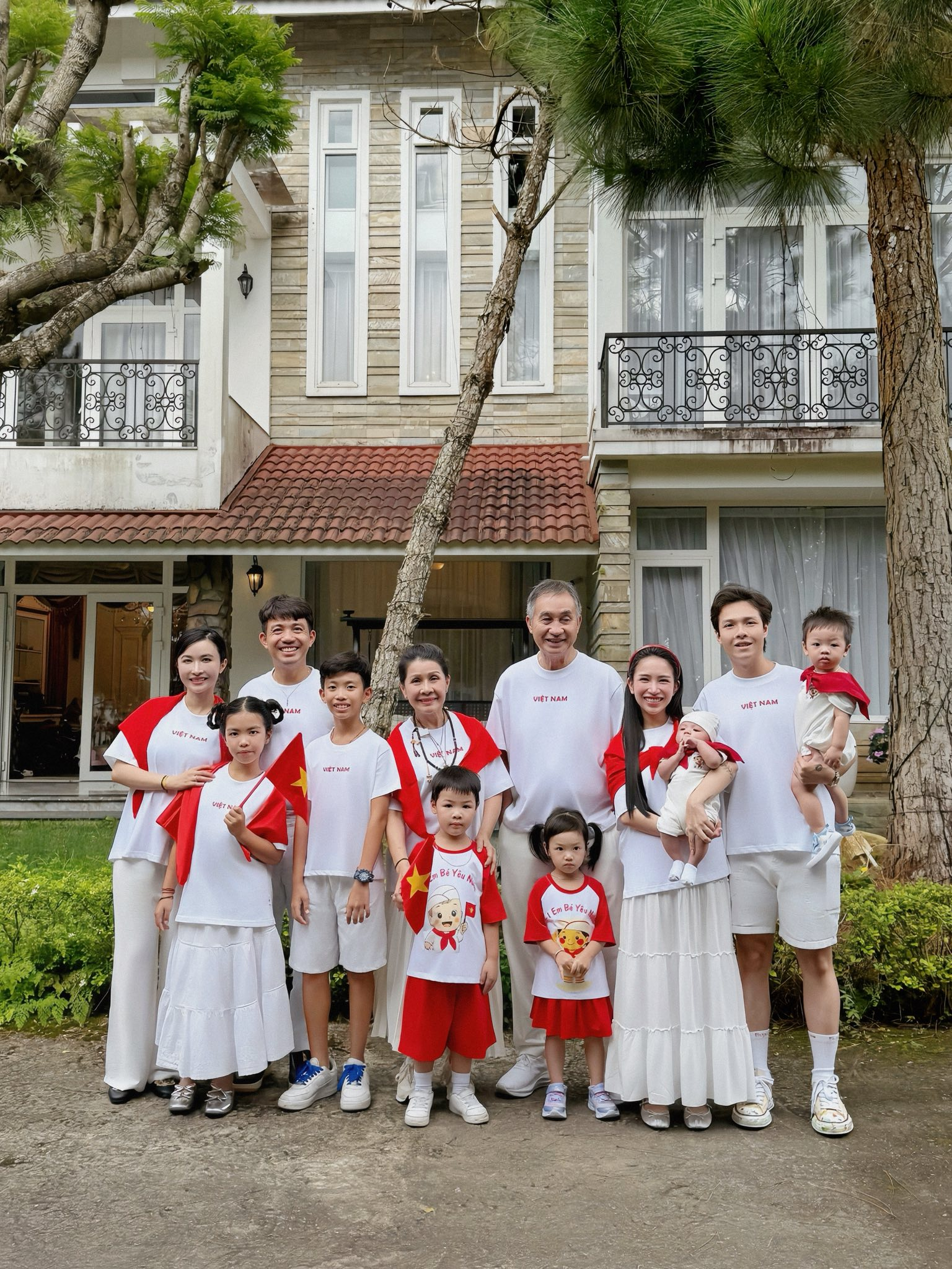 Đại gia đình 4 thế hệ nhà Minh Nhựa hưởng ứng đại lễ 2/9: Bất ngờ nhất là nhan sắc của "cụ ngoại" - phu nhân ông trùm ngành nhựa- Ảnh 1. Đại gia đình 4 thế hệ nhà xem bong da truc tiep cup c1 Nhựa hưởng ứng đại lễ 2/9: Bất ngờ nhất là nhan sắc của "cụ ngoại" - phu nhân ông trùm ngành nhựa- Ảnh 1.