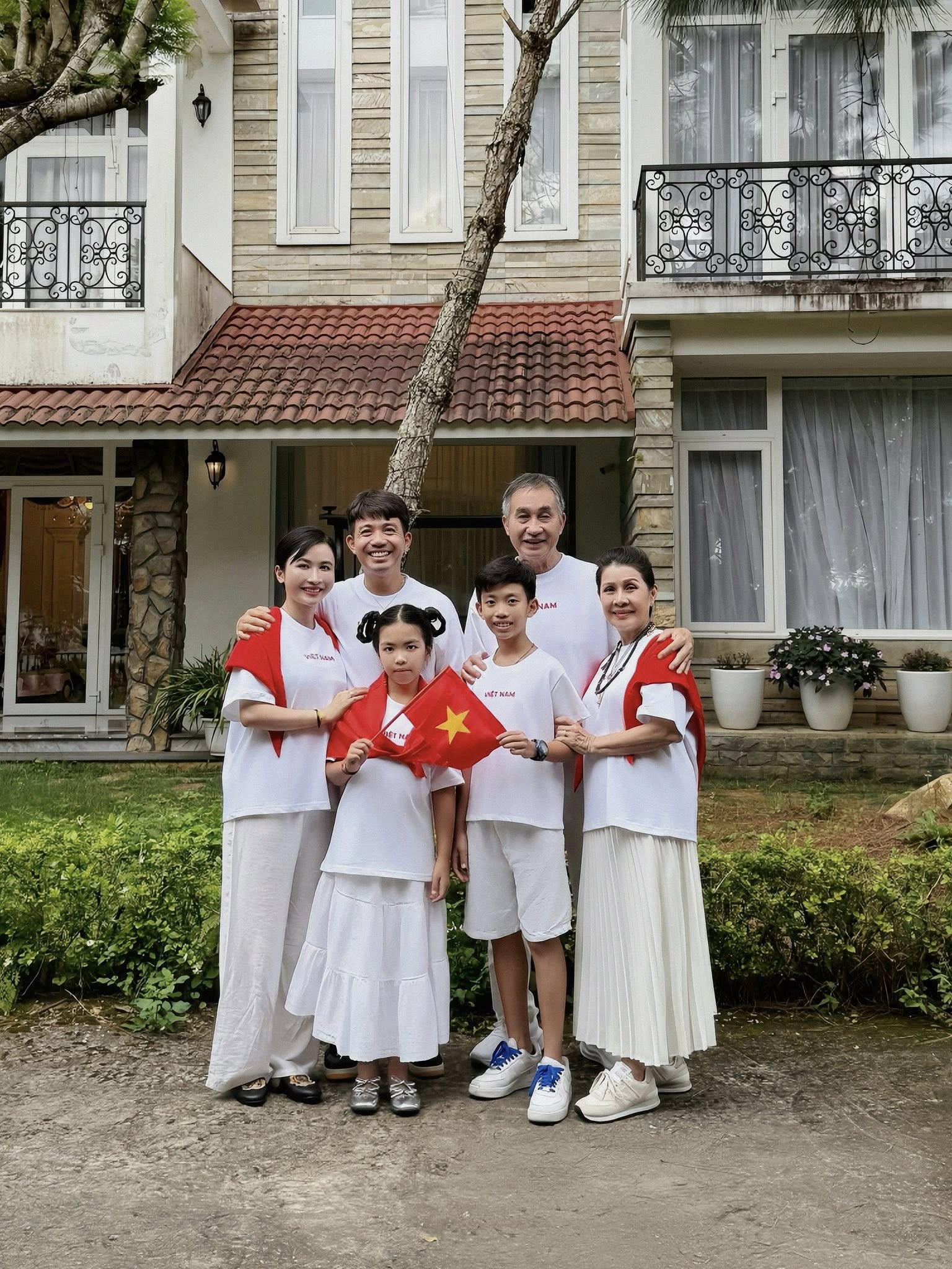Đại gia đình 4 thế hệ nhà Minh Nhựa hưởng ứng đại lễ 2/9: Bất ngờ nhất là nhan sắc của "cụ ngoại" - phu nhân ông trùm ngành nhựa- Ảnh 4. Đại gia đình 4 thế hệ nhà xem bong da truc tiep cup c1 Nhựa hưởng ứng đại lễ 2/9: Bất ngờ nhất là nhan sắc của "cụ ngoại" - phu nhân ông trùm ngành nhựa- Ảnh 4.