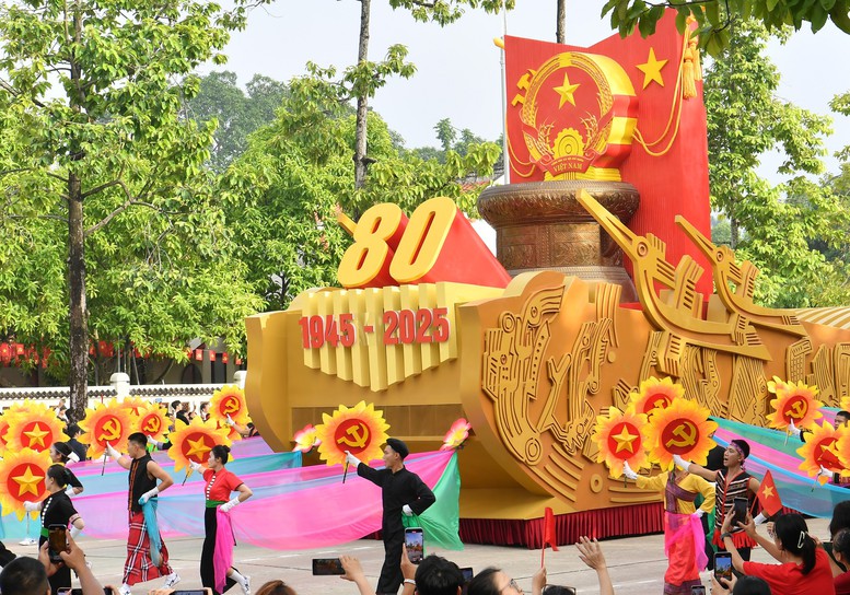 TỔNG THUẬT: Kỷ niệm trọng thể 80 năm Quốc khánh nước Cộng hòa XHCN Việt Nam- Ảnh 19. TỔNG THUẬT: Kỷ niệm trọng thể 80 năm Quốc khánh nước Cộng hòa XHCN Việt Nam- Ảnh 19.