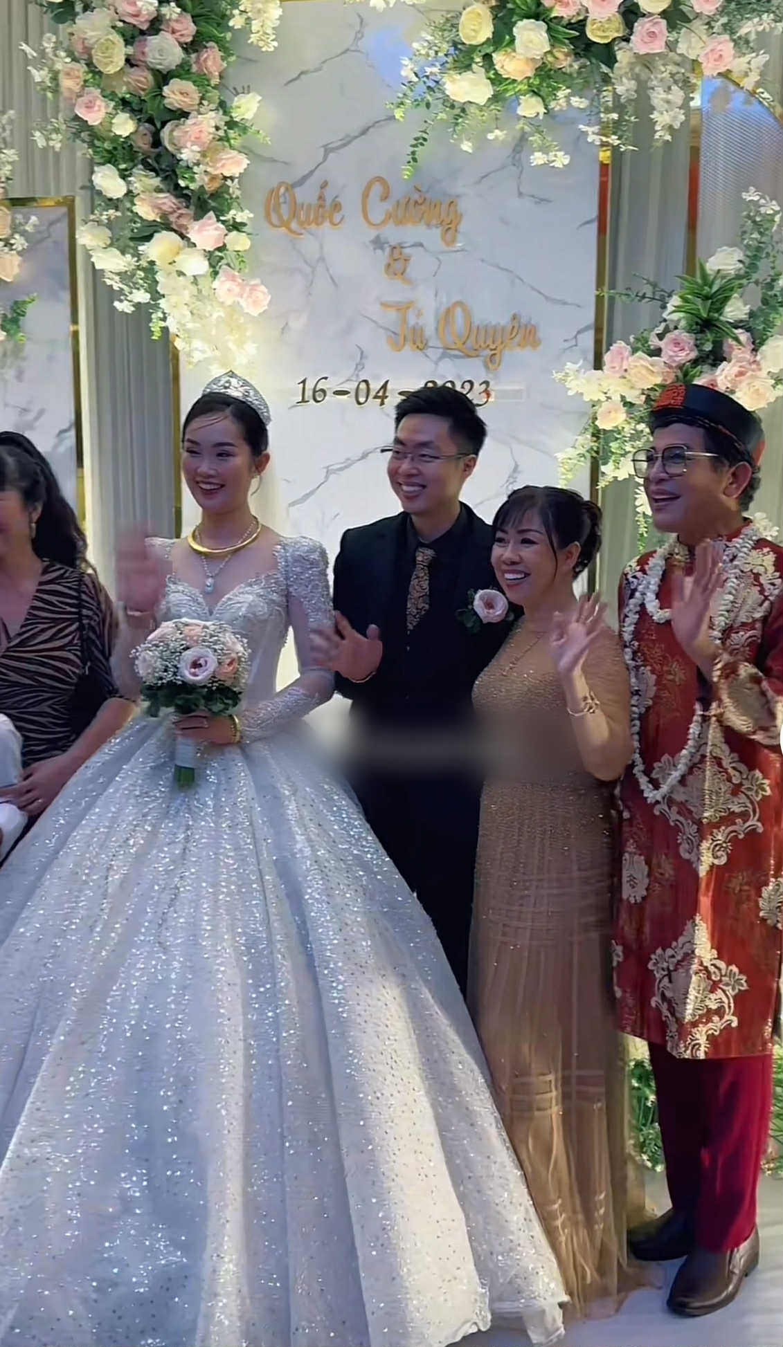 MC Thanh Bạch v&agrave; những lần dự đ&aacute;m cưới với trang phục lấn &aacute;t cả c&ocirc; d&acirc;u- Ảnh 5.