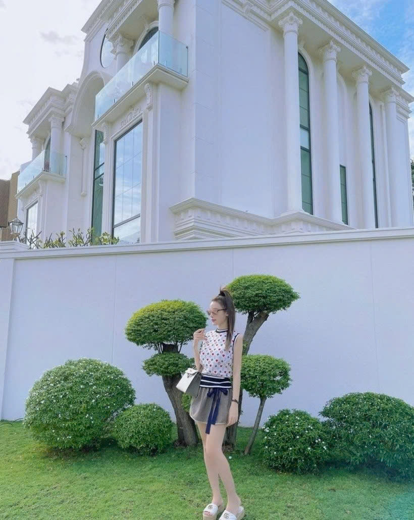 Choáng váng trước cảnh tượng bên trong biệt thự 100 tỷ của Huyền Baby
- Ảnh 5.