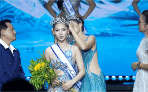 Màn trao vương miện Á hậu Việt cồng kềnh đến mức người nhận thái độ ra mặt?- Ảnh 1.